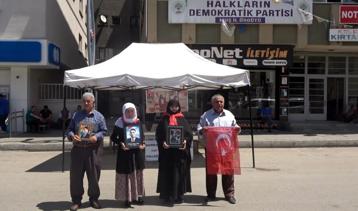 Muş\'ta HDP\'yi sorumlu tutan ailelerin evlat nöbeti sürüyor