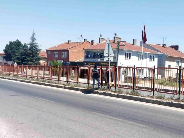 Orhangazi Mahallesi sakinleri üst veya alt geçit istiyor Orhangazi Mahallesi sakinleri üst veya alt geçit istiyor