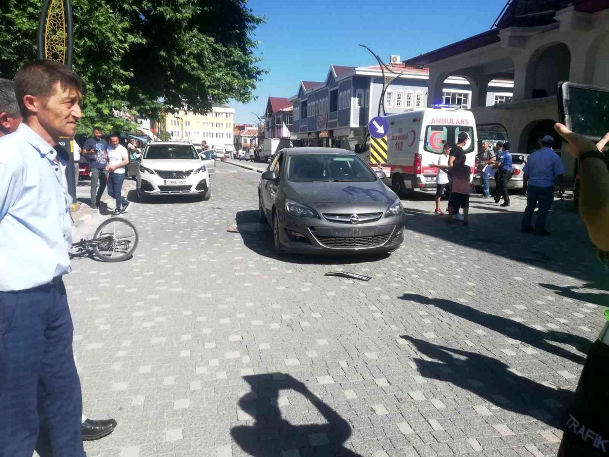 Bolvadin\'de Otomobilin Çarptığı Bisiklet Sürücüsü Yaralandı