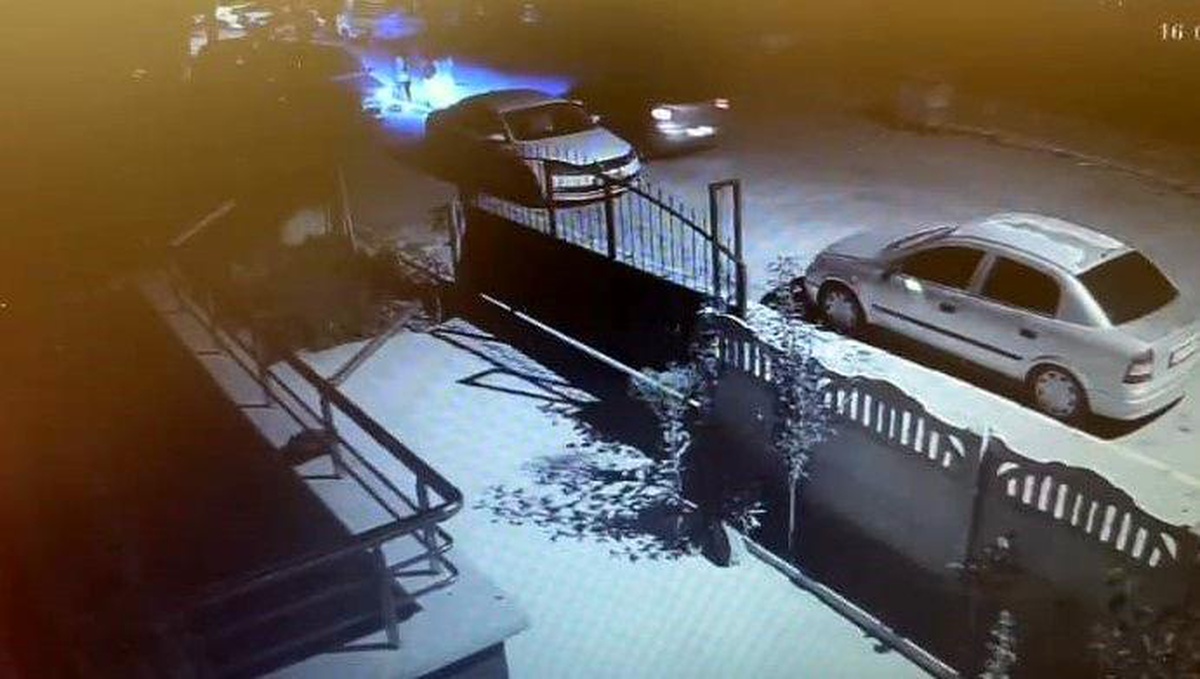 Afyonkarahisar\'da Babaanne ve Torununun Otomobil Tarafından Ezildiği Anlar Güvenlik Kameralarına Yansıdı