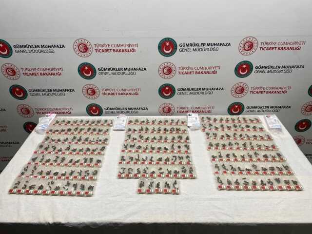 Sabiha Gökçen'de şüpheli yolcunun çantasından binden fazla canlı arı çıktı! Sebebi özellikleriymiş Sabiha Gökçen'de şüpheli yolcunun çantasından binden fazla canlı arı çıktı! Sebebi özellikleriymiş