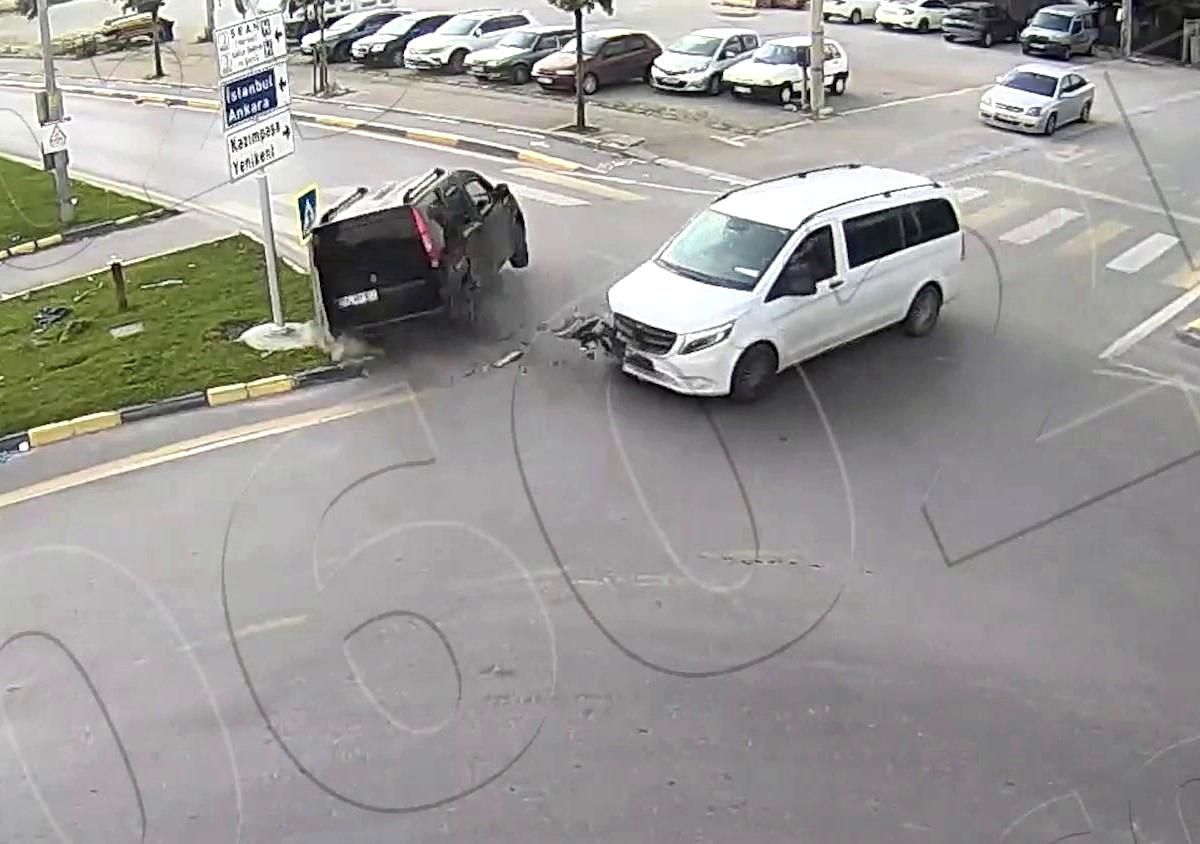 Sakarya\'da dikkatsizlik ve kural ihlalleriyle meydana gelen trafik kazaları KGYS kameralarına yansıdı