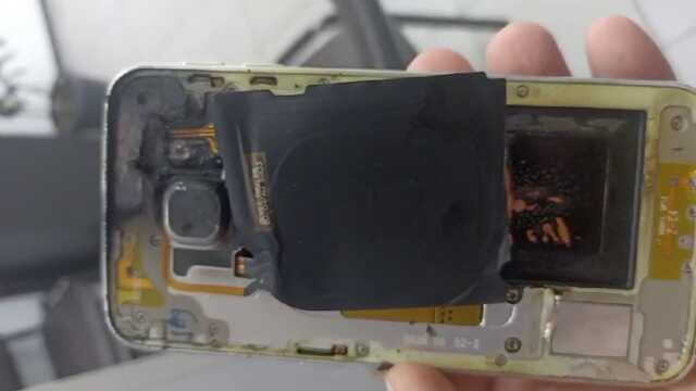 Şarjdaki cep telefonu bomba gibi patladı! O anlar kamerada Şarjdaki cep telefonu bomba gibi patladı! O anlar kamerada