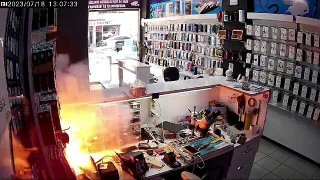 Şarjdaki cep telefonu bomba gibi patladı! O anlar kamerada Şarjdaki cep telefonu bomba gibi patladı! O anlar kamerada