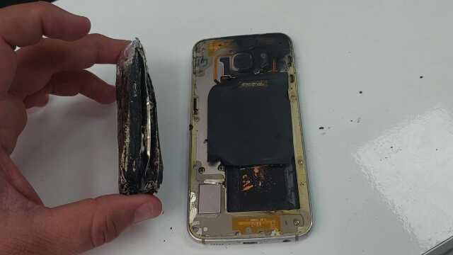 Şarjdaki cep telefonu bomba gibi patladı! O anlar kamerada Şarjdaki cep telefonu bomba gibi patladı! O anlar kamerada