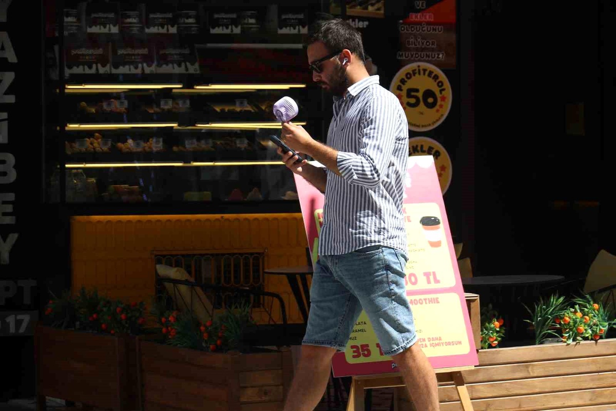 Kavurucu Sıcaklardan Bunalan Vatandaşlar Mini Vantilatöre Yöneldi
