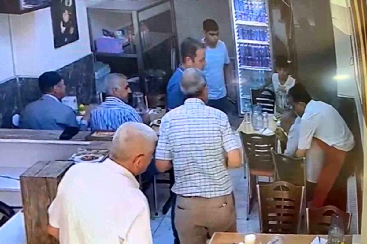 Elazığ\'da Lokantada Boğazına Yemek Kaçan Müşteri Heimlich Manevrasıyla Kurtarıldı