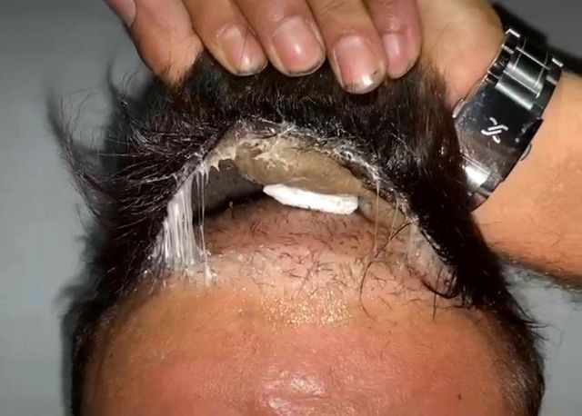Hareketlerinden şüphelenip durdurdular, peruğundan uyuşturucu çıktı Hareketlerinden şüphelenip durdurdular, peruğundan uyuşturucu çıktı