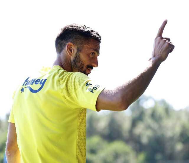 Tadic, Fenerbahçe ile ilk antrenmanına çıktı! Dünyaca ünlü futbolcuyu bakın kapıda kim karşıladı Tadic, Fenerbahçe ile ilk antrenmanına çıktı! Dünyaca ünlü futbolcuyu bakın kapıda kim karşıladı