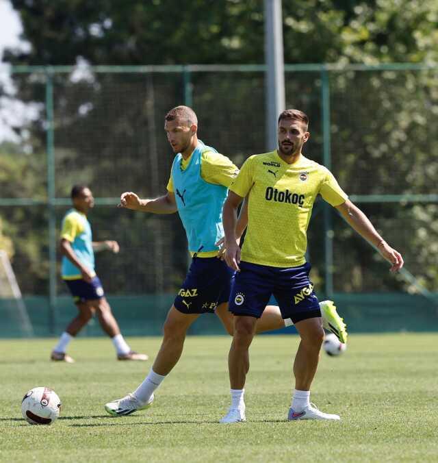 Tadic, Fenerbahçe ile ilk antrenmanına çıktı! Dünyaca ünlü futbolcuyu bakın kapıda kim karşıladı Tadic, Fenerbahçe ile ilk antrenmanına çıktı! Dünyaca ünlü futbolcuyu bakın kapıda kim karşıladı