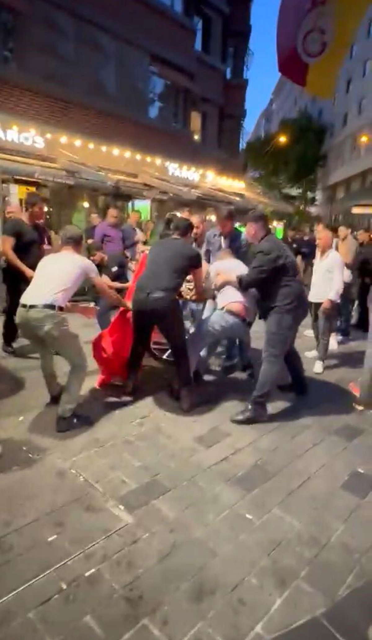 Taksim\'de İBB ekipleri seyyar satıcının aracına el koymak istedi