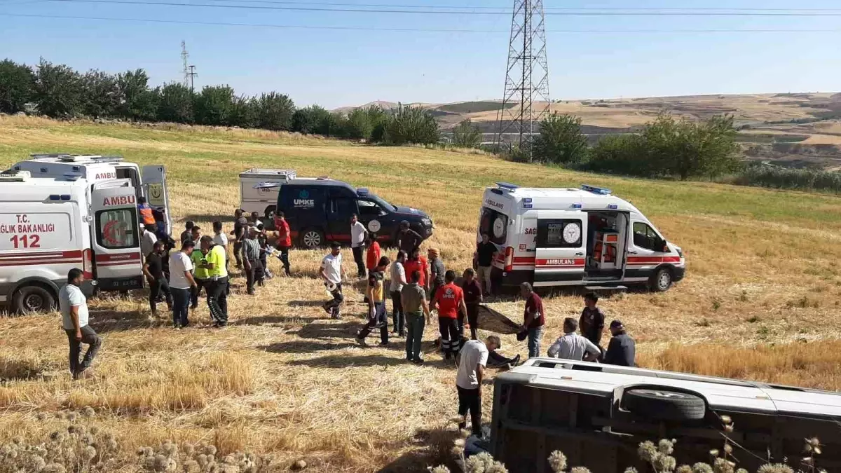 Adıyaman Gölbaşı karayolunda minibüs kaza yaptı