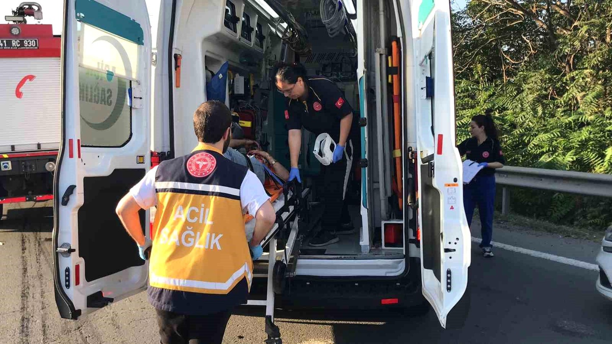 TEM Otoyolu Kocaeli Geçişinde Kaza: 7 Yaralı