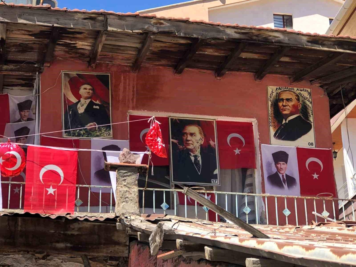 Ankara\'da Atatürk ve Türk Bayrağı Sevgisi