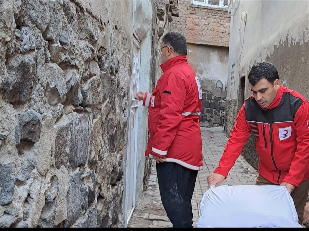 Türk Kızılay Sur Şubesi İhtiyaç Sahibi Ailelere Yardım Ulaştırıyor
