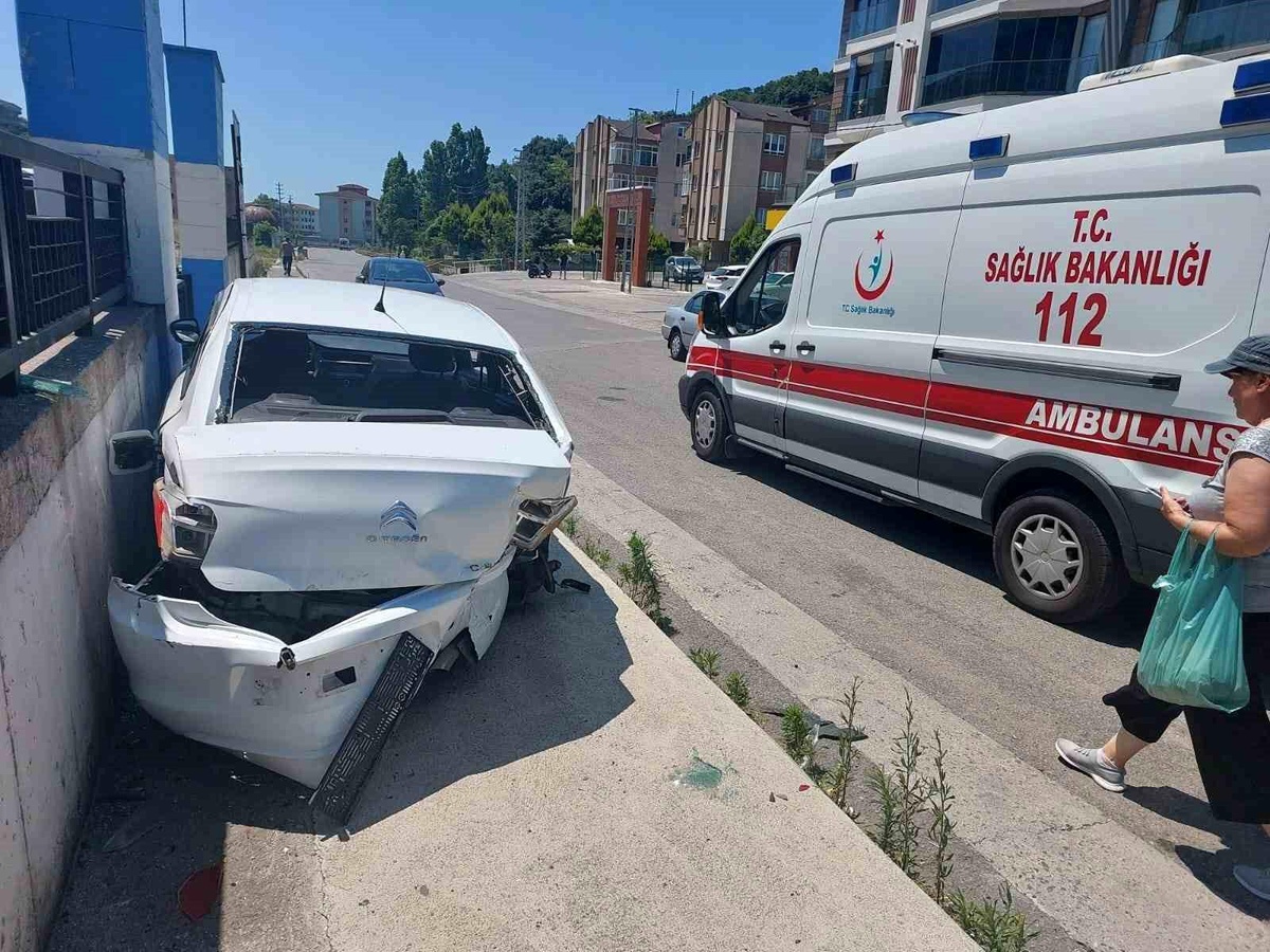 Zonguldak\'ta U dönüşü yapmak isteyen otomobile arkadan çarpan araçta 3 kişi yaralandı