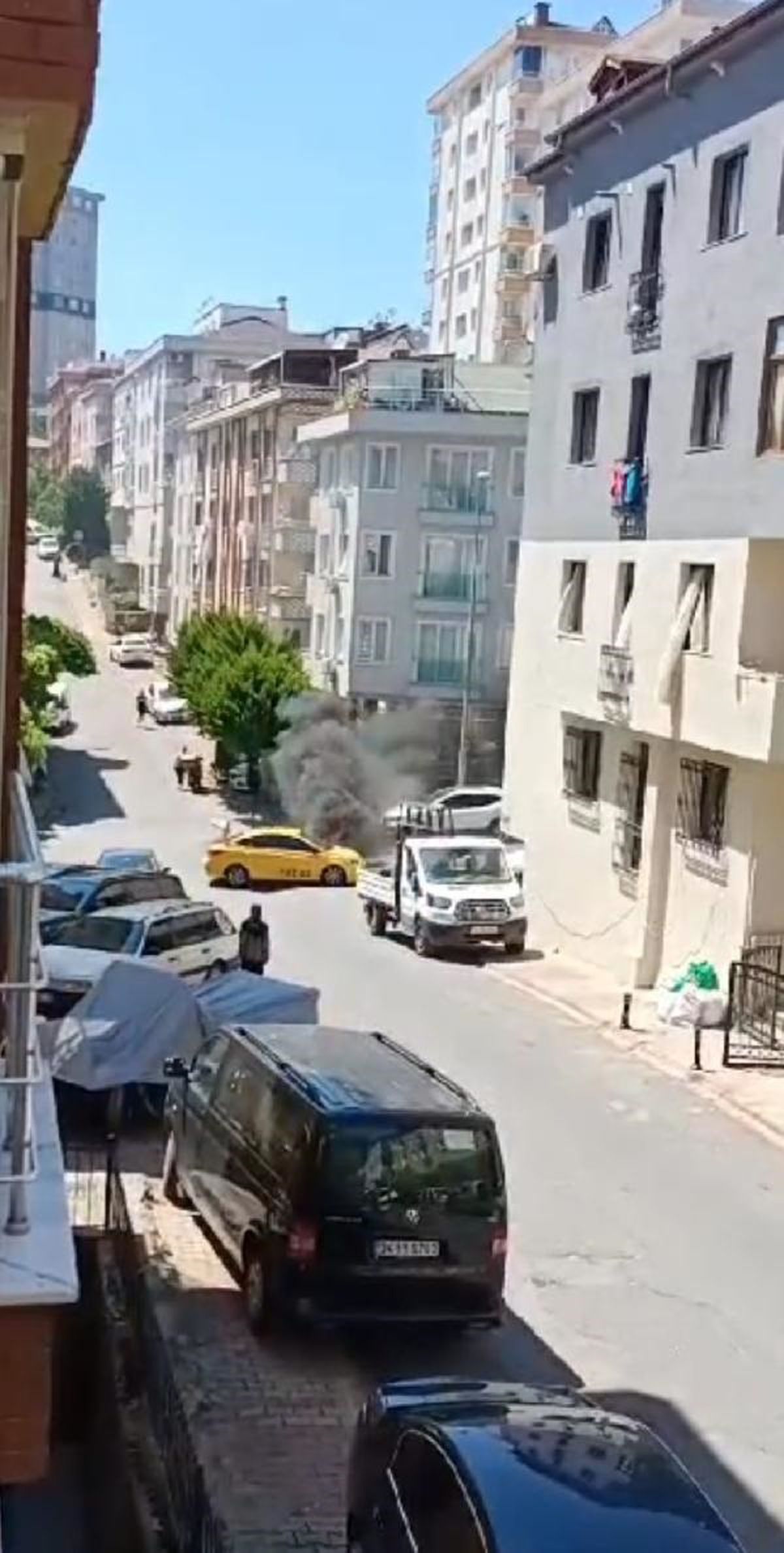 Ümraniye\'de Takside Çıkan Yangın Paniğe Neden Oldu