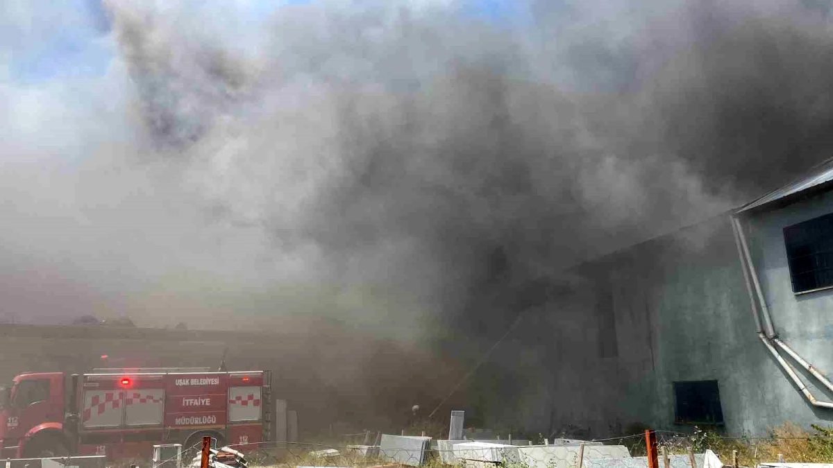Uşak\'ta Tekstil Fabrikasında Yangın: İtfaiye Eri ve Çalışan Yaralandı