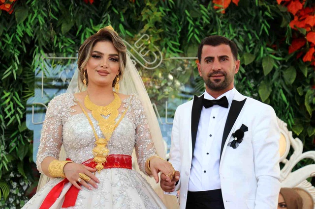 Van'da Gevdan Aşireti Düğününde 6 Milyon TL Değerinde Takı Takıldı Van'da Gevdan Aşireti Düğününde 6 Milyon TL Değerinde Takı Takıldı