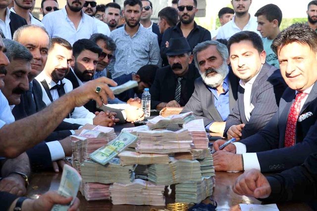 Van'da Gevdan Aşireti Düğününde 6 Milyon TL Değerinde Takı Takıldı Van'da Gevdan Aşireti Düğününde 6 Milyon TL Değerinde Takı Takıldı