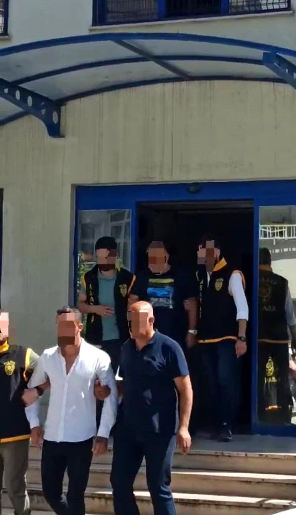 Yalova\'da Polis, Bir Aracın Kundaklanması Olayına Karışan 2 Kişiyi Gözaltına Aldı