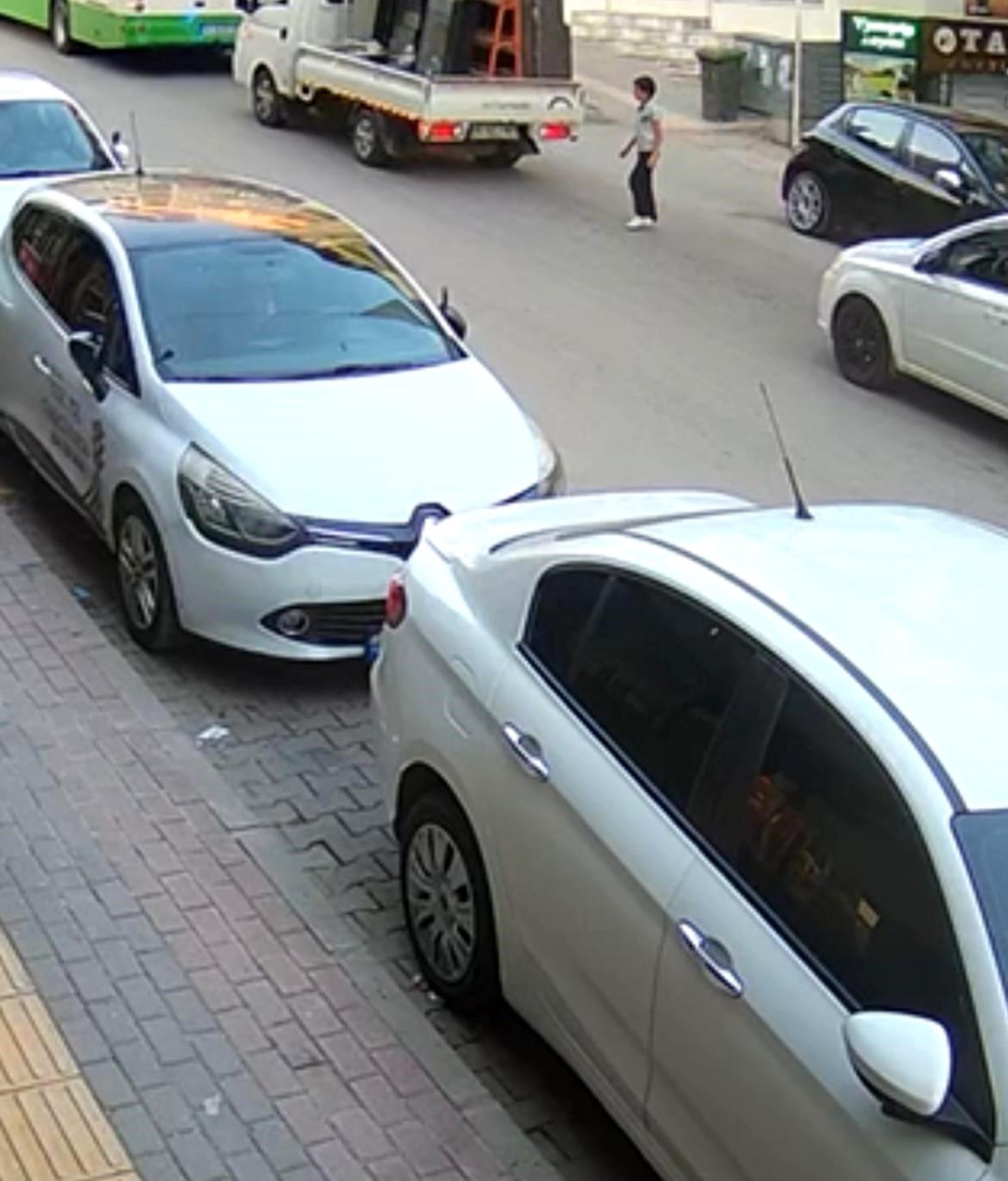 Bursa\'da Otomobil Çarptı, Çocuk Şans Eseri Yara Almadan Kurtuldu