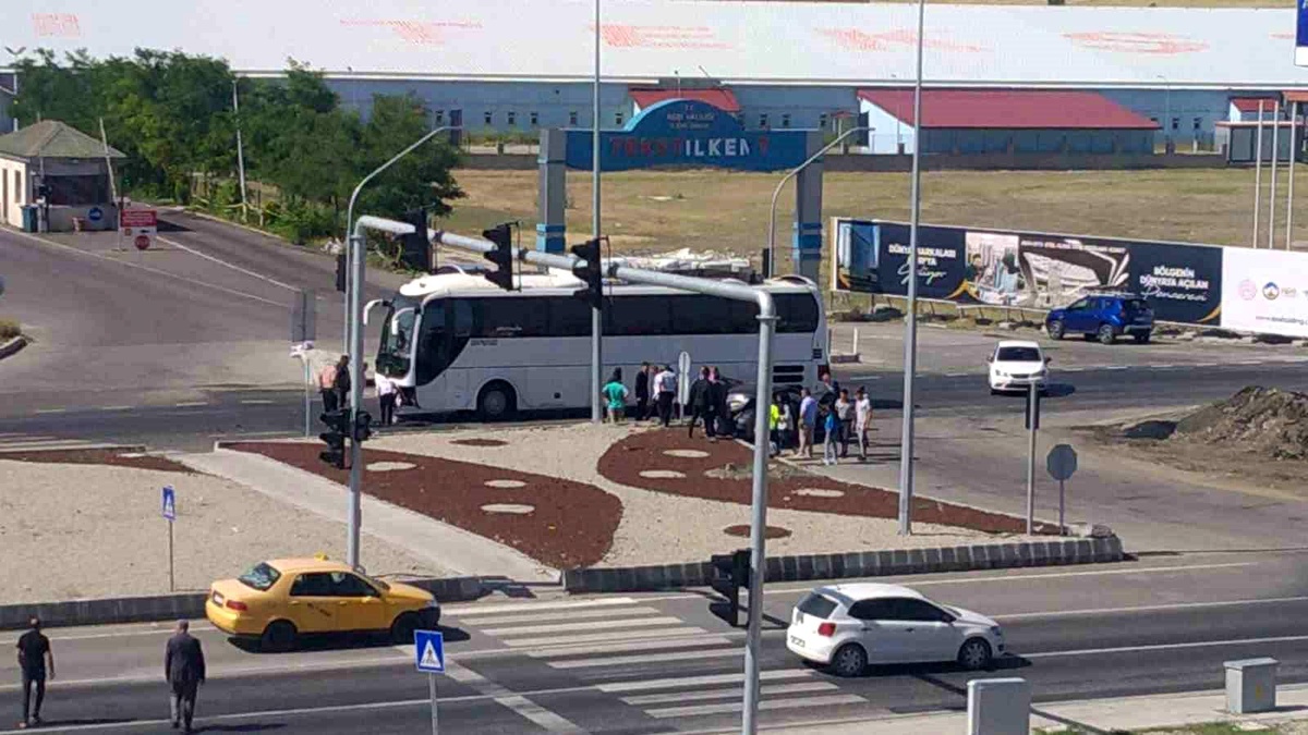 Ağrı\'da Otobüs ve Otomobil Çarpıştı: 2 Yaralı