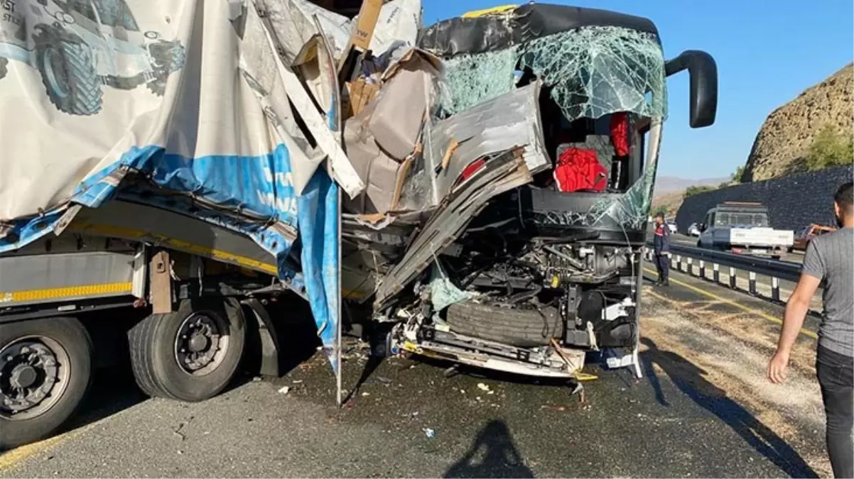 Elazığ'da TIR ile çarpışan otobüste 1 ölü, 34 yaralı