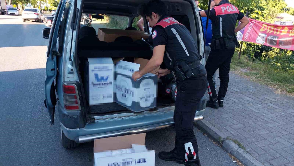 Samsun\'da Motosikletli Yunus Polisleri Kaçak Makaron ve Tütün Ele Geçirdi