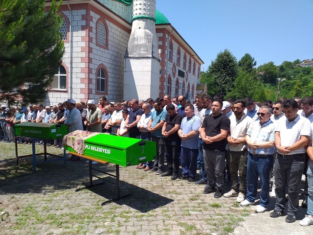 Yetişmeye çalıştıkları cenazeye tabutuyla geldi! Feci kaza hamile kadını hayattan kopardı Yetişmeye çalıştıkları cenazeye tabutuyla geldi! Feci kaza hamile kadını hayattan kopardı
