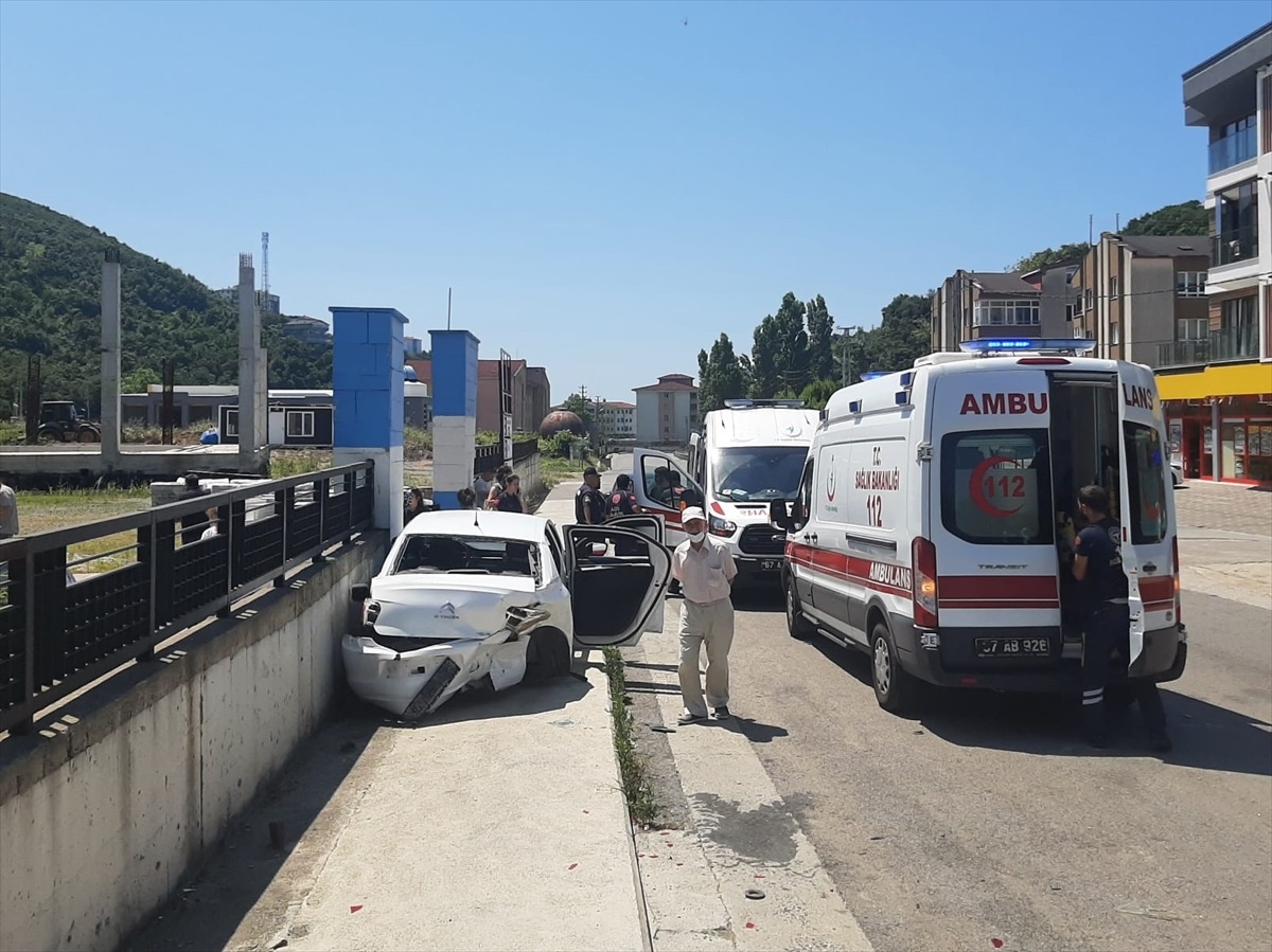 Zonguldak\'ta İki Otomobil Çarpıştı: 3 Kişi Yaralandı