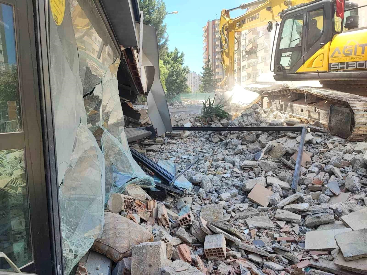 Adana\'da depremde ağır hasar alan 10 katlı binanın kontrollü yıkımı 7 saniye sürdü