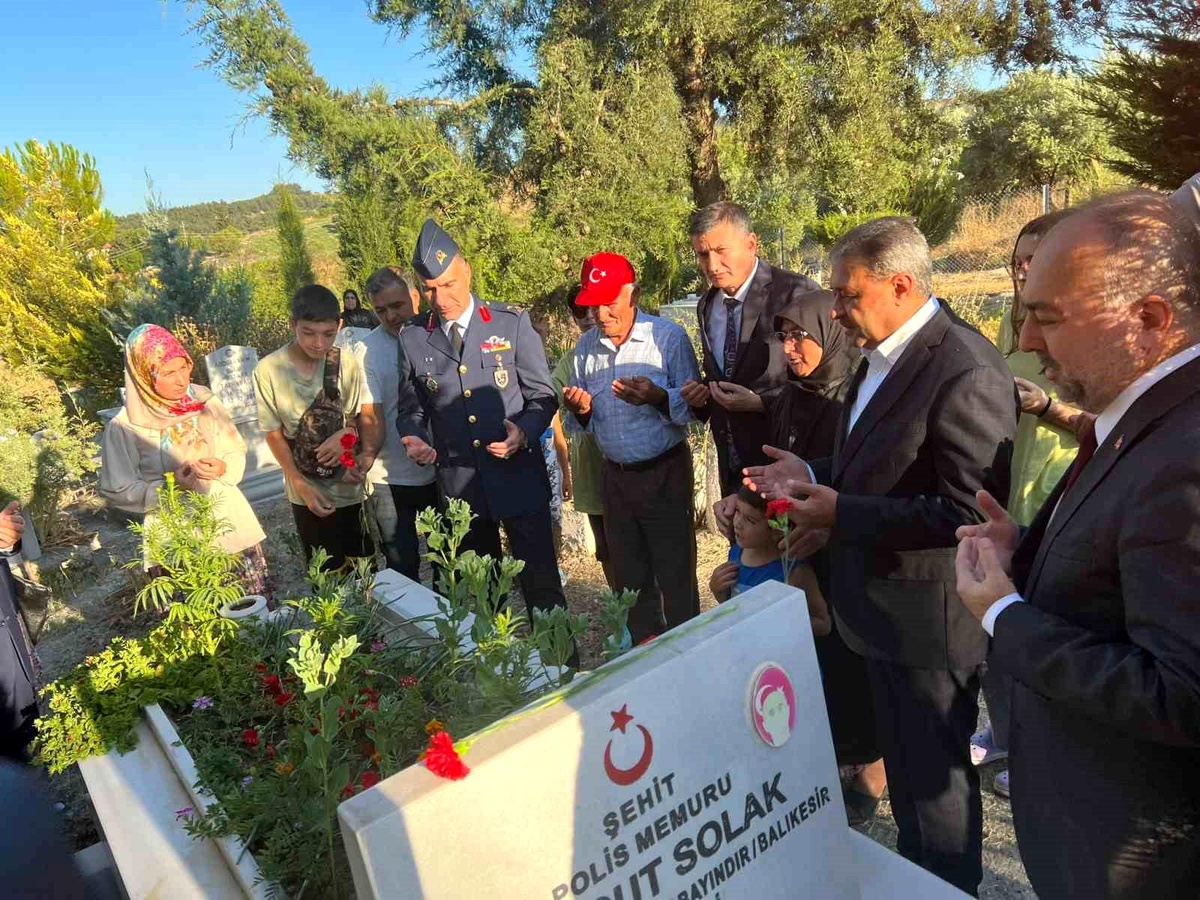 Balıkesir Valisi Şehit Turgut Solak\'ın Ailesini Ziyaret Etti