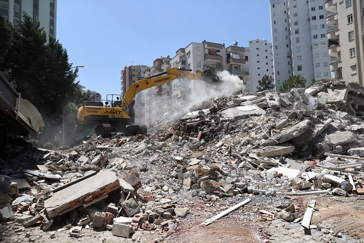 Adana\'da Depremde Hasar Alan Bina Kontrollü Yıkım Sırasında Devrildi