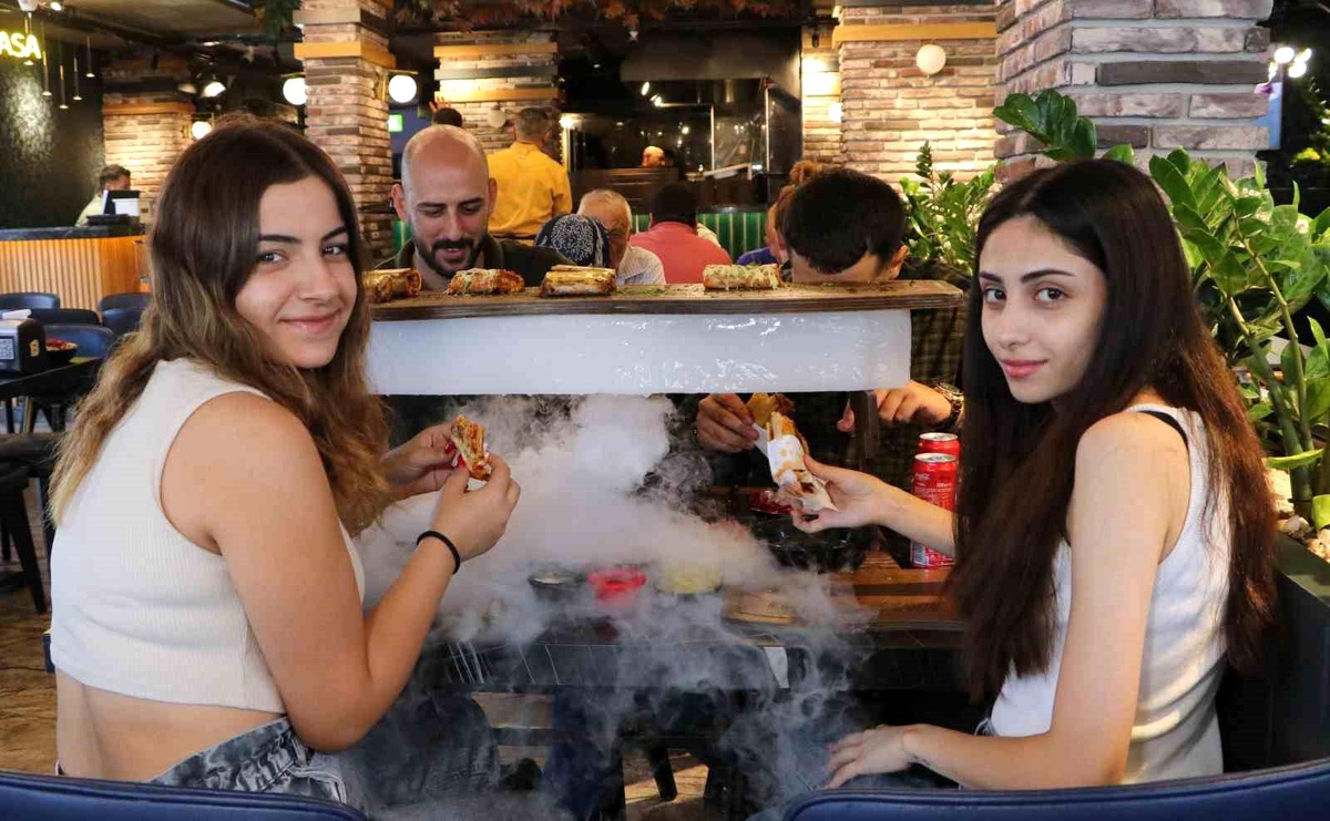 Adana\'da Dönerci Sıcak Havada Buzlu Servis Yapıyor