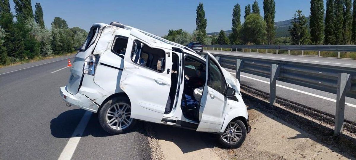Afyonkarahisar Sinanpaşa\'da meydana gelen kazada 5 kişi yaralandı