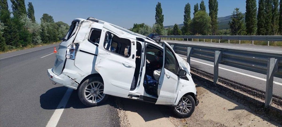 Afyonkarahisar\'da refüje çarpan araçta 5 kişi yaralandı