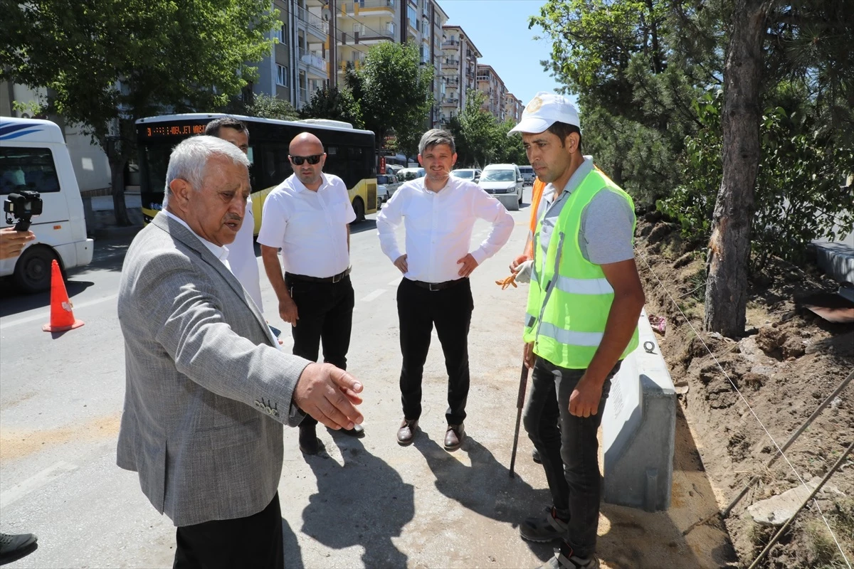 Afyonkarahisar Belediyesi, kavşak ve refüjlerde peyzaj çalışmalarını sürdürüyor