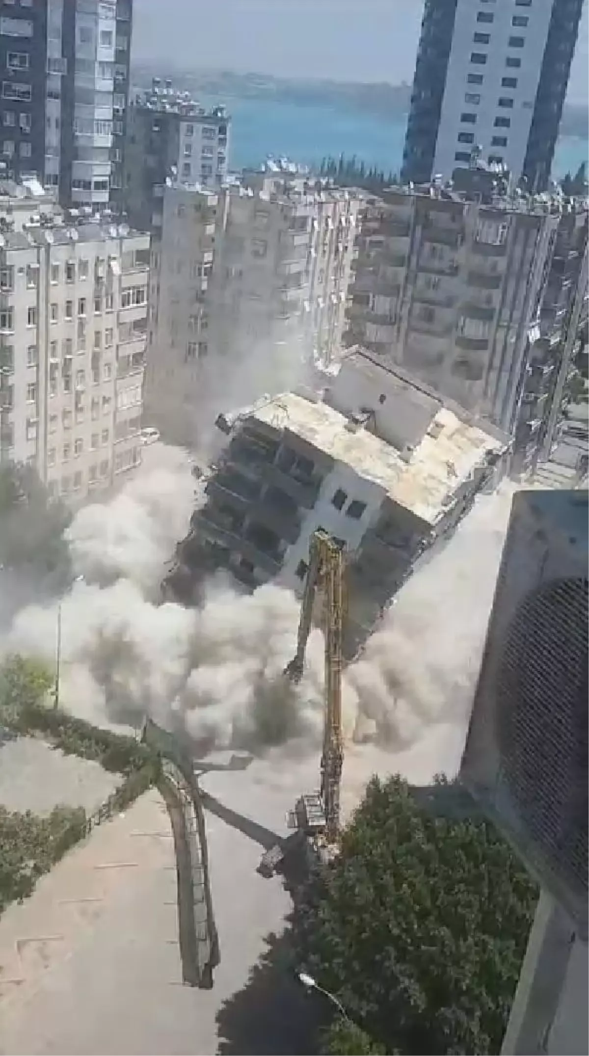 Adana'da depremde ağır hasar alan apartman çöktü