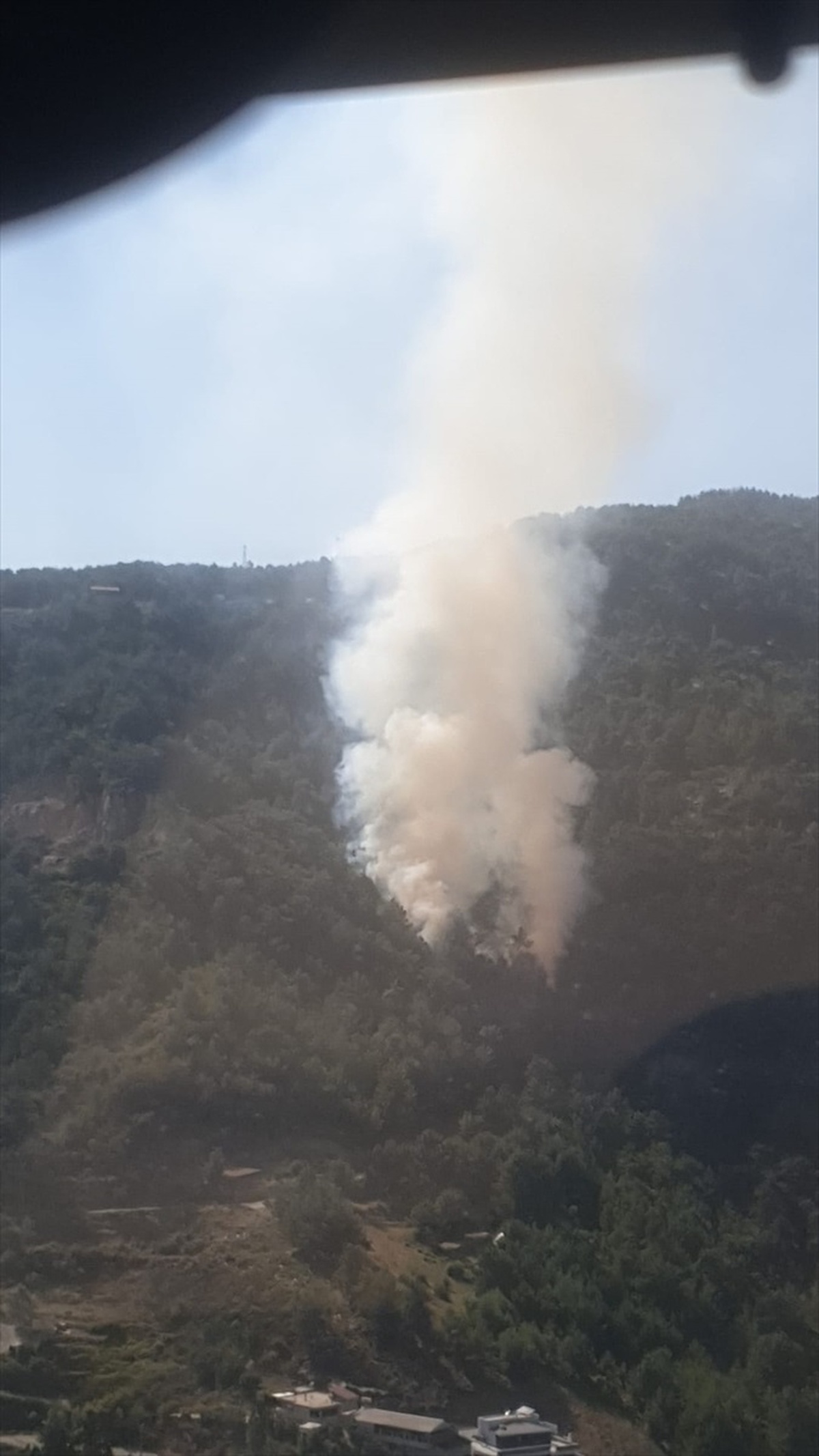 Alanya\'da çıkan orman yangınına havadan ve karadan müdahale ediliyor