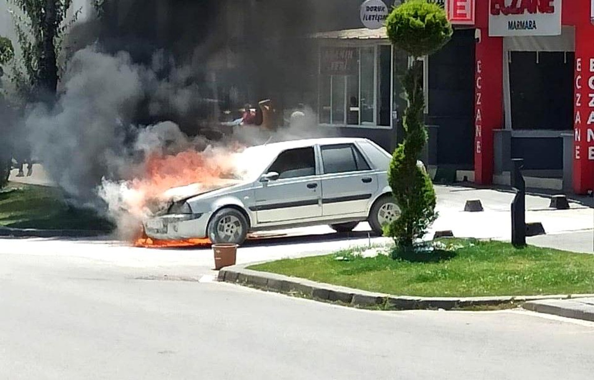 Bandırma\'da Otomobil Alev Alev Yandı