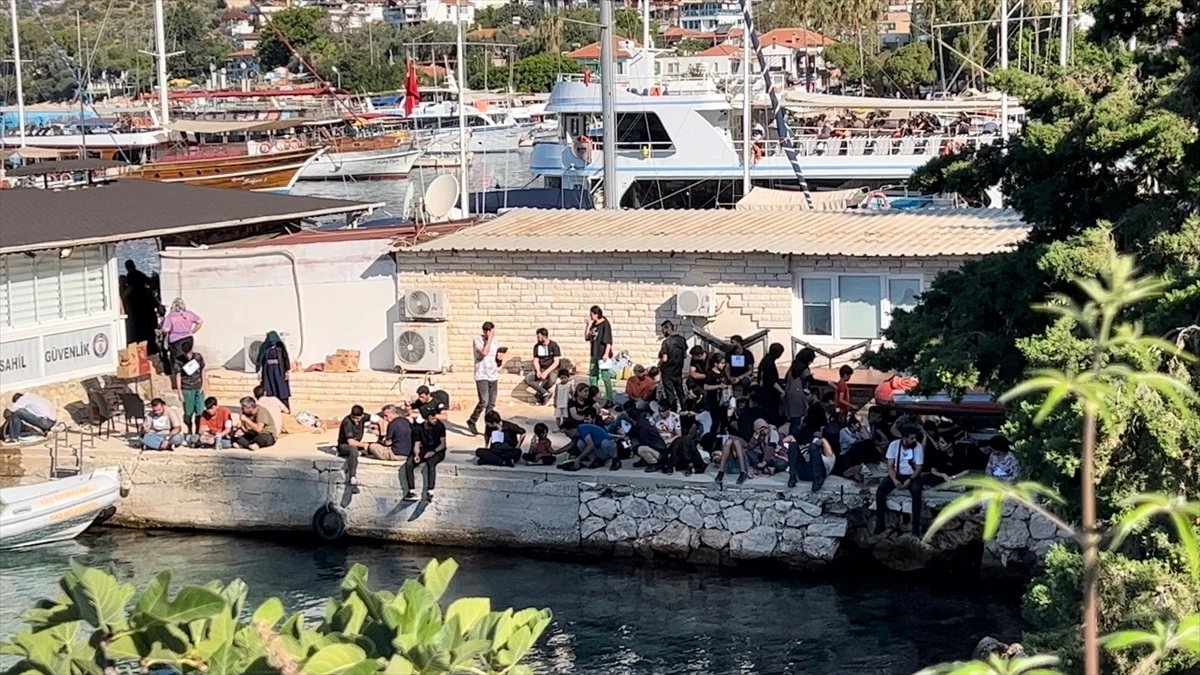 Antalya Kaş\'ta 84 düzensiz göçmen yakalandı