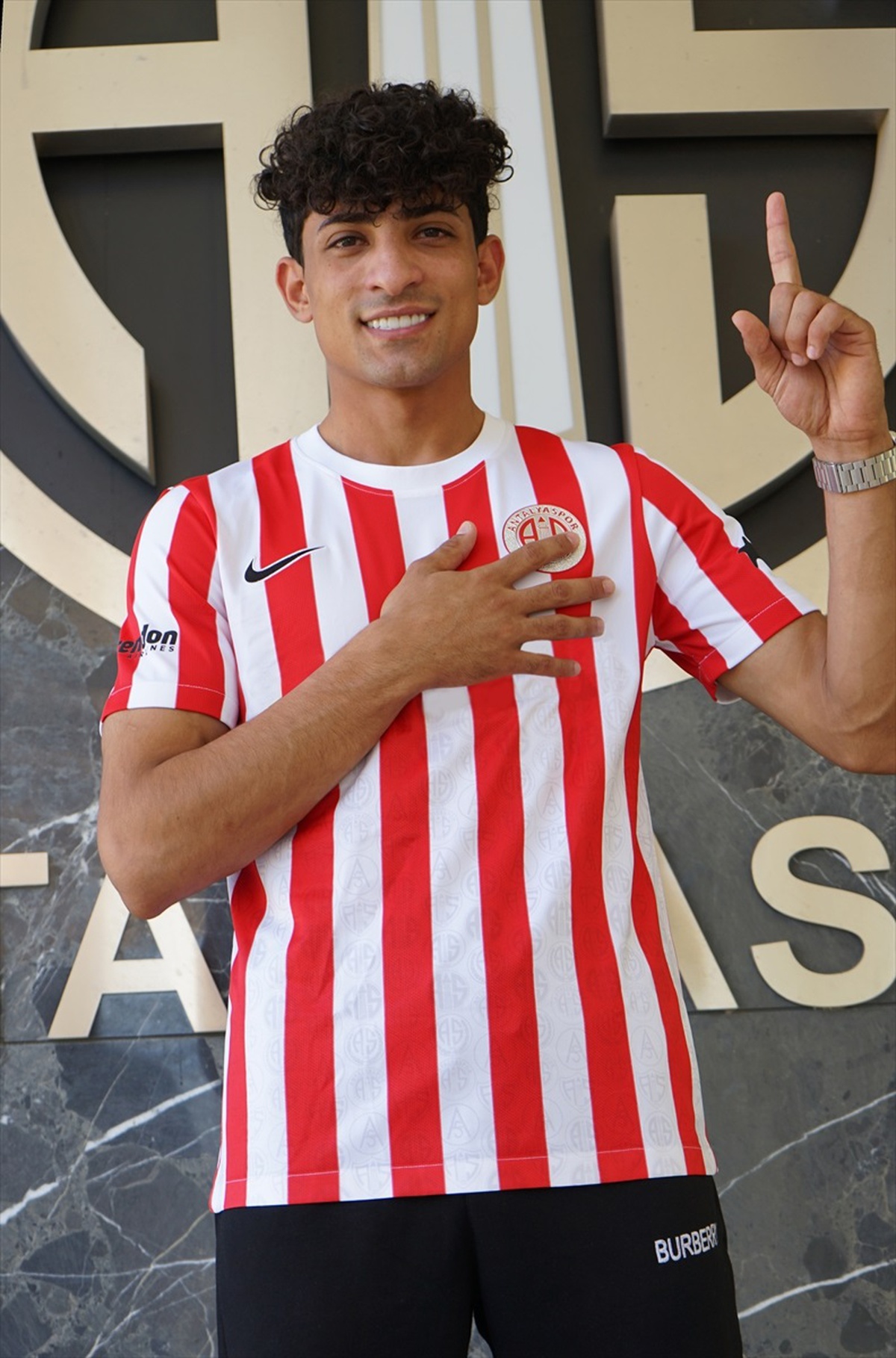 Fraport TAV Antalyaspor, Iraklı oyuncu Ali Jasim ile sözleşme imzaladı