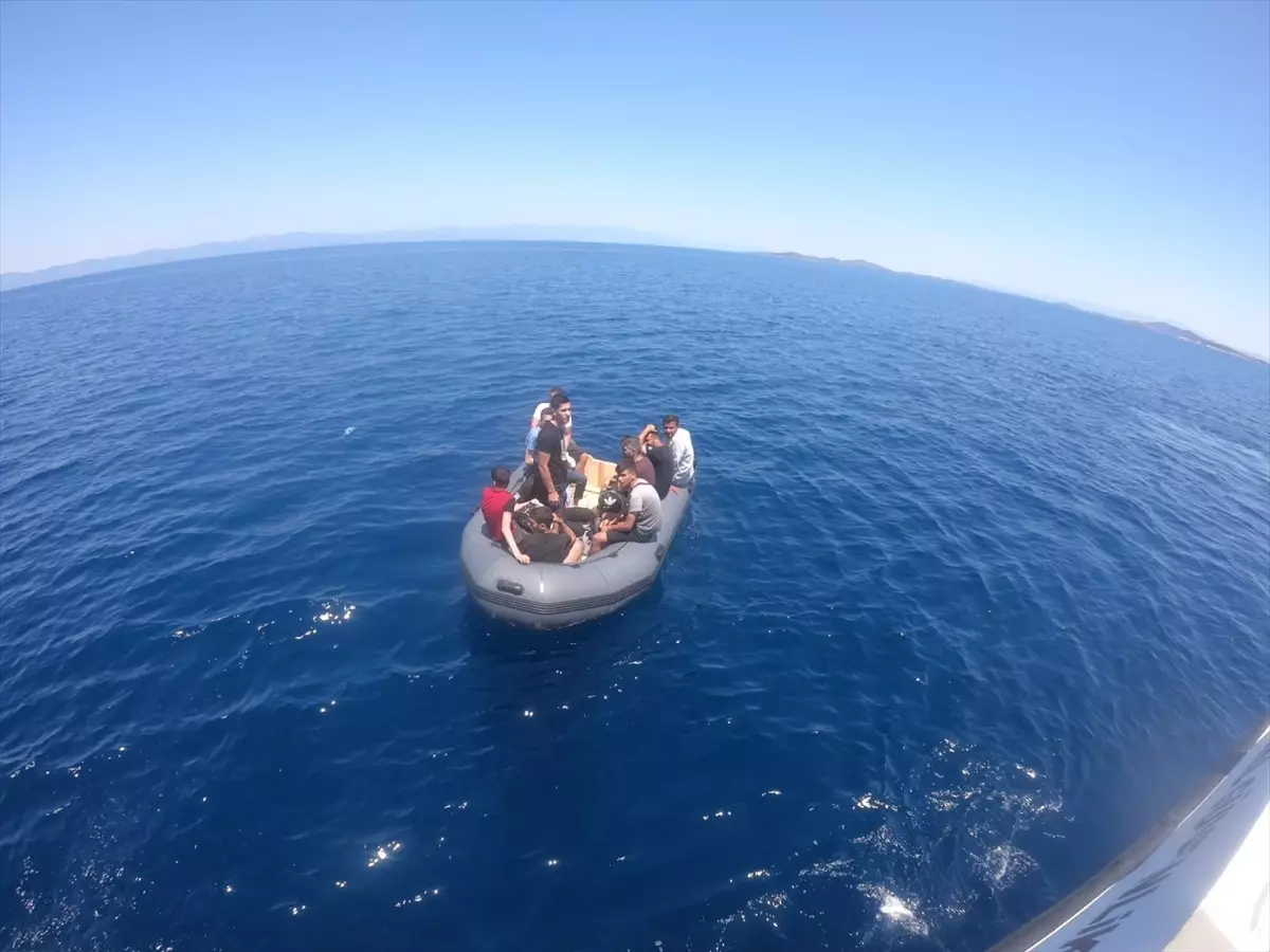 Ayvalık\'ta 10 düzensiz göçmen kurtarıldı, 10 düzensiz göçmen yakalandı