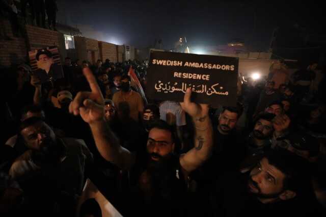 Bağdat'ta İsveç Büyükelçiliği'ne saldırı! Binayı ateşe verdiler Bağdat'ta İsveç Büyükelçiliği'ne saldırı! Binayı ateşe verdiler