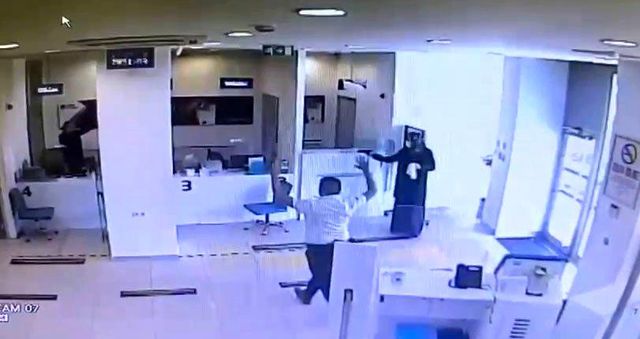 Annesinin kıyafetleriyle kadın kılığına girip banka soydu Annesinin kıyafetleriyle kadın kılığına girip banka soydu