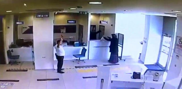 Annesinin kıyafetleriyle kadın kılığına girip banka soydu Annesinin kıyafetleriyle kadın kılığına girip banka soydu