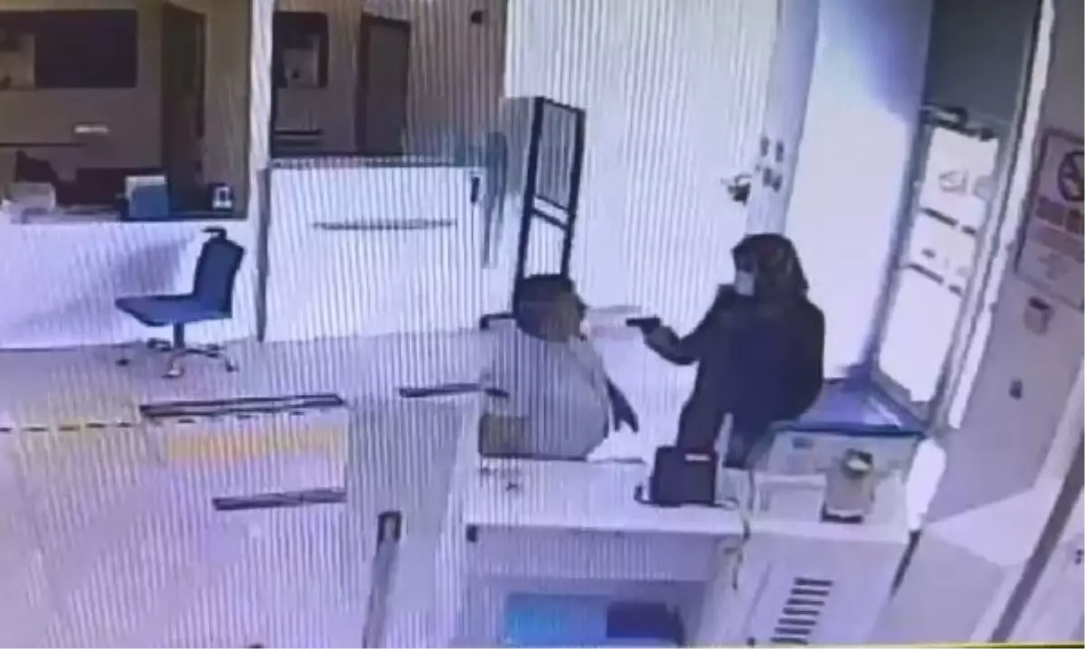 Başörtülü ve kadın kıyafeti giyen şüpheli banka soygunu yaptı