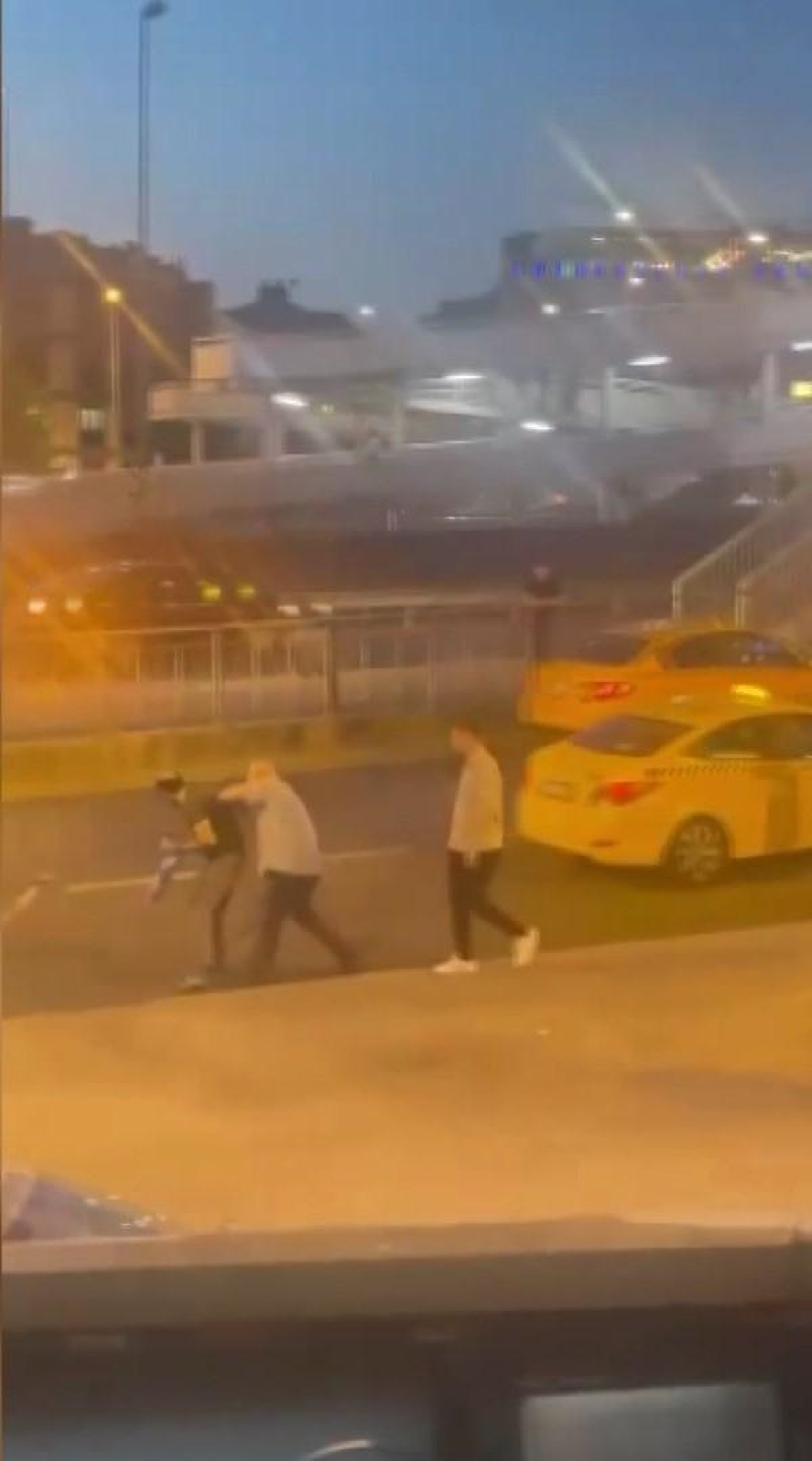 Bahçelievler D-100 Karayolu\'nda taksi şoförü ile yolcu arasında kavga çıktı