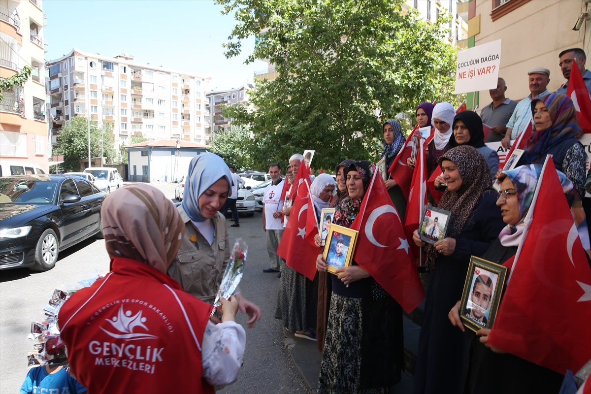 Bakan Yardımcısı Koçoğlu, Diyarbakır annelerini ziyaret etti
